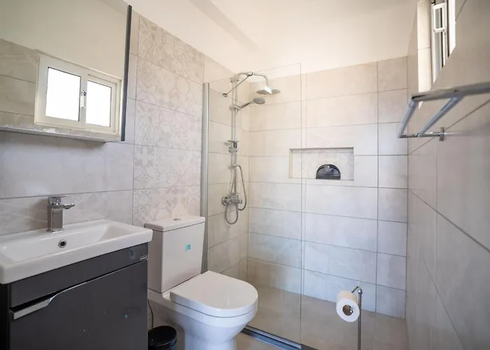 Karlsen With Private Pool And View וילה