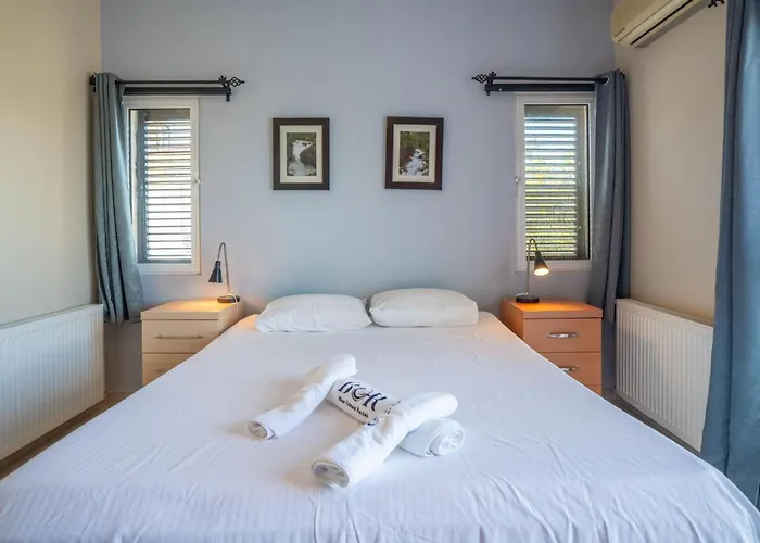 Karlsen With Private Pool And View וילה