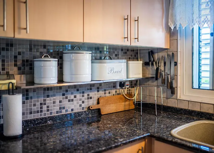 Karlsen With Private Pool And View וילה